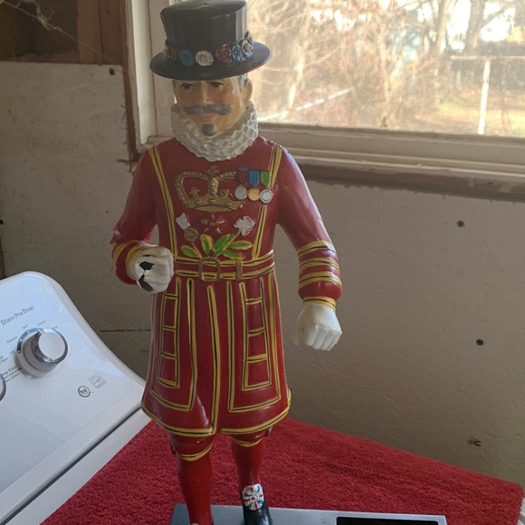 BEEFEATER England style liquor Display. - Picture 2 of 6